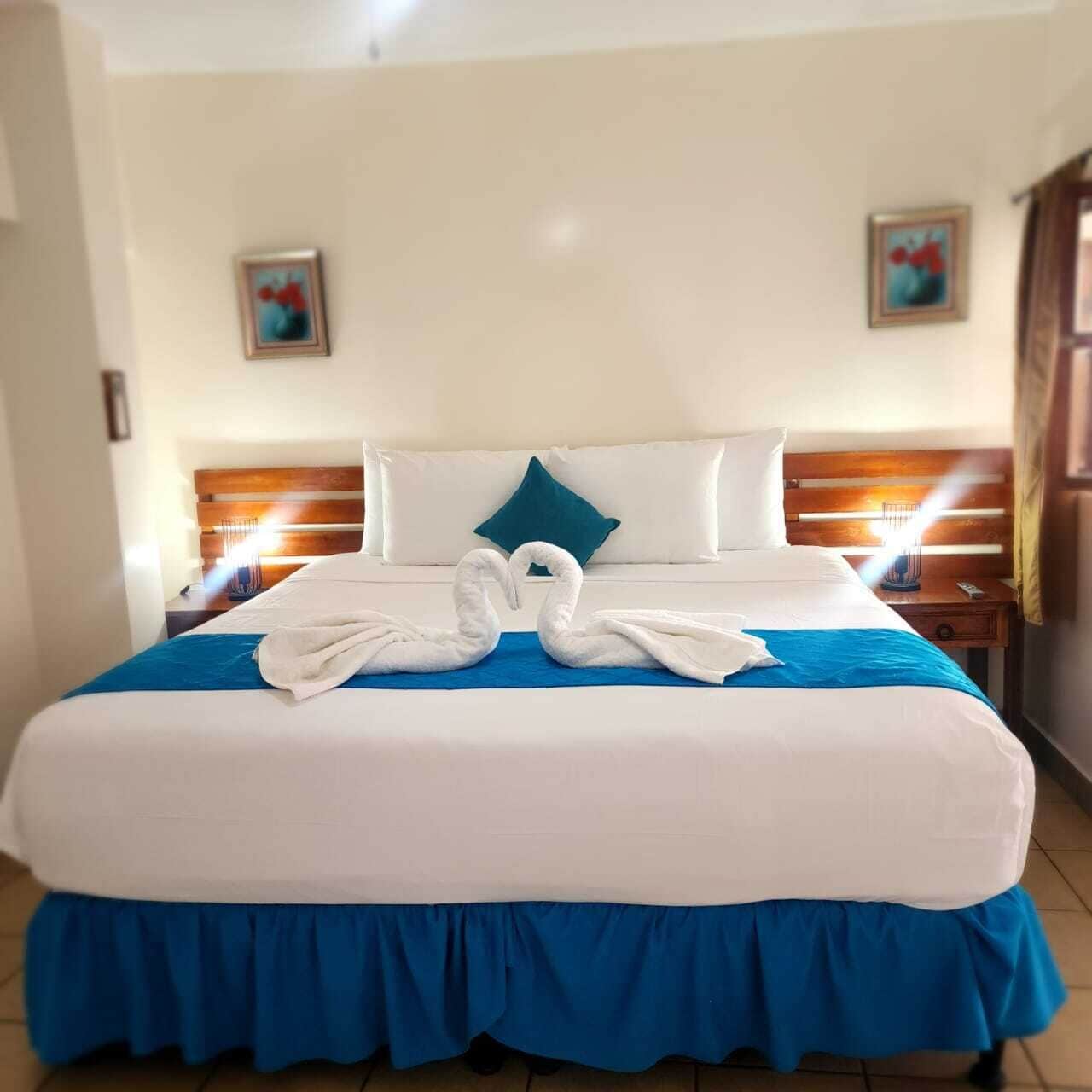 Habitación con cama extragrande | 加厚床垫、客房内保险箱、办公桌、免费 WiFi