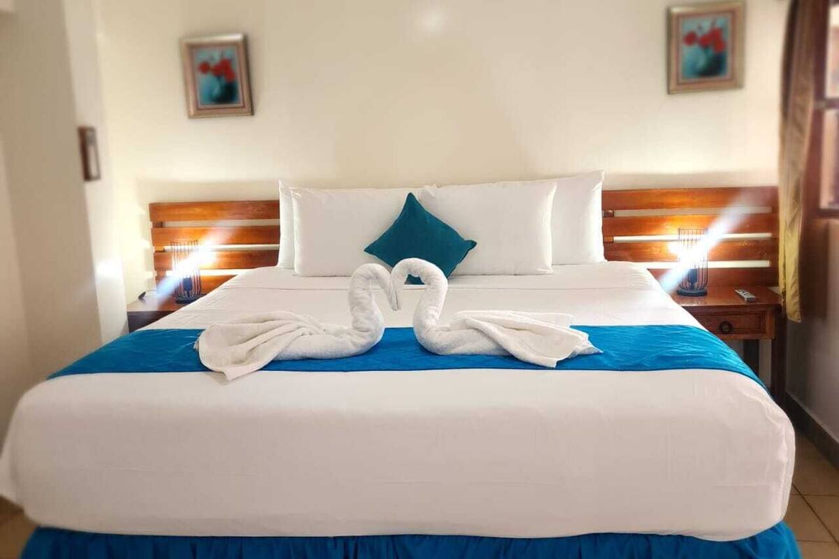 Habitación con cama extragrande | ピロートップベッド、セーフティボックス (室内)、デスク、WiFi (無料)