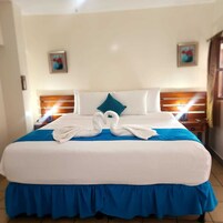 Colchones con pillow-top y caja de seguridad en la habitación 