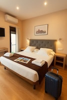 Habitación doble, terraza | Minibar, caja fuerte, escritorio y wifi gratis