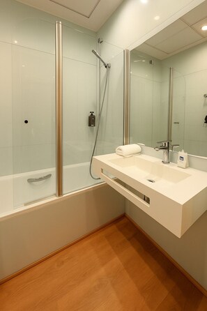 Shower, free toiletries, hair dryer, towels - Hotel Plaza (Seville)