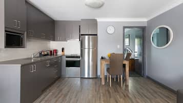 Departamento ejecutivo, 1 habitación | Cocina privada | Microondas, horno, parrilla de estufa y tetera eléctrica