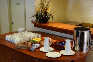 Microondas, horno, placa de cocina, tetera/pava eléctrica