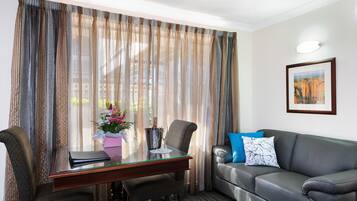 Standaard appartement, niet-roken, kitchenette (Studio Spa Apartment) | Woonruimte | Televisie