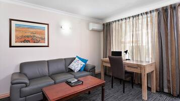 Standaard appartement, 1 slaapkamer, niet-roken, keuken (Apartment) | Badkamer | Een douche, gratis toiletartikelen, een haardroger, handdoeken