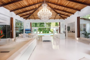Villa Paparazzi Offsite (1 km from hotel) | Vardagsrum | Smart-tv