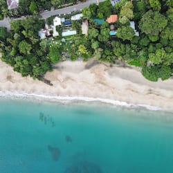 Sulla spiaggia, cabine da spiaggia gratuite, lettini da mare, ombrelloni