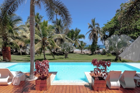 3 piscinas al aire libre, sombrillas, sillones reclinables de piscina