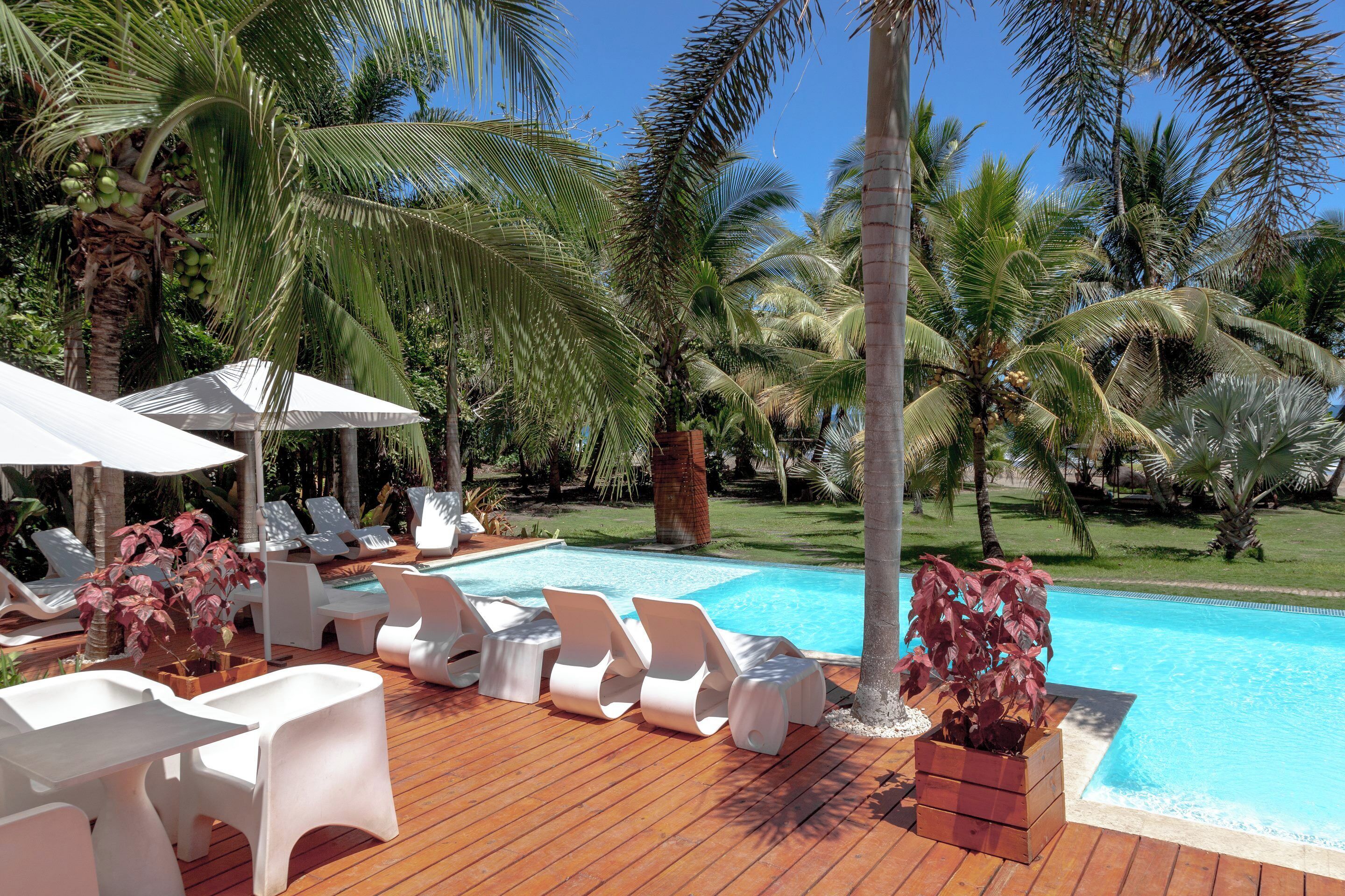 3 outdoor pools, open 8:00 am to 9:00 pm, pool umbrellas, pool loungers