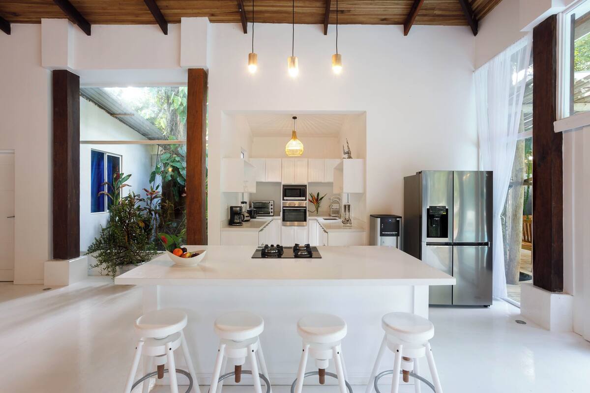villa de lujo frida | private kitchen | espresso maker, high chair