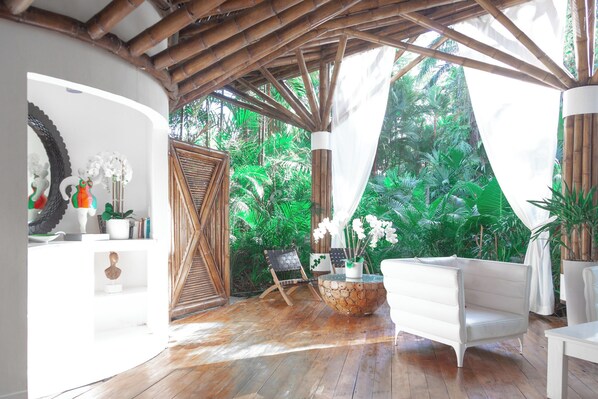 Coin salon dans le hall