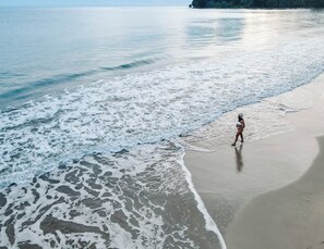 Na praia, barracas de praia de cortesia, espreguiçadeiras, guarda-sóis 