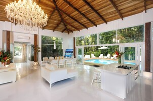 Villa Paparazzi Offsite (1 km from hotel) | Living area | Smart TV