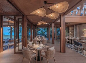 5 restaurantes; se sirven desayunos, almuerzos y cenas