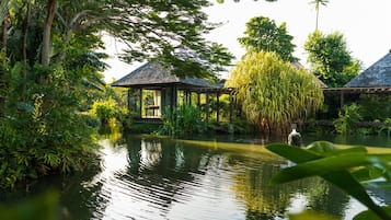 Espace de soins pour les couples, sauna, bain Ă remous, soins corporels