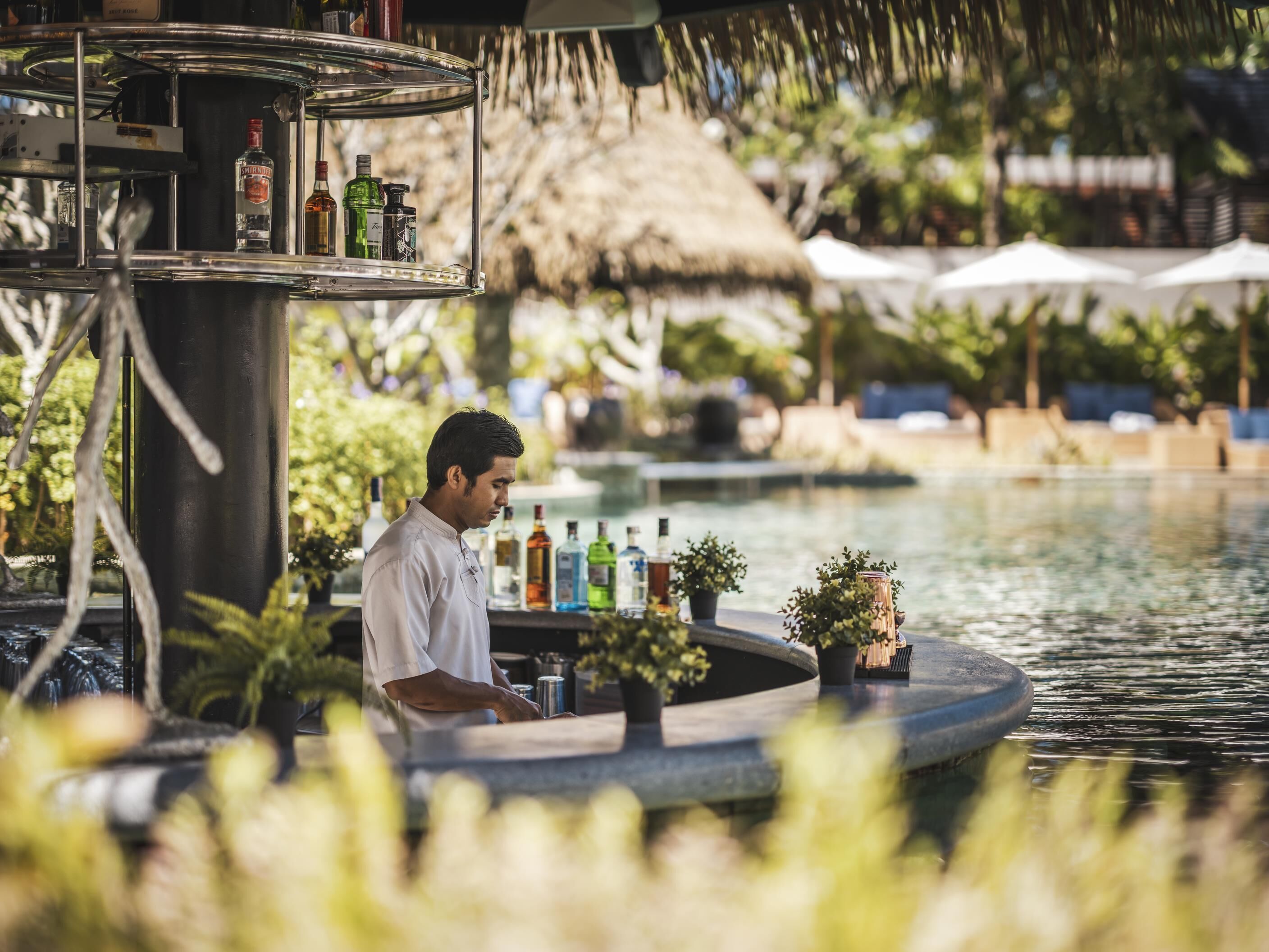 4 bares o lounges, bar junto a la alberca, bar en la playa 