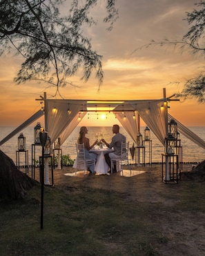 5 restaurants, breakfast, lunch, dinner served; Thai cuisine