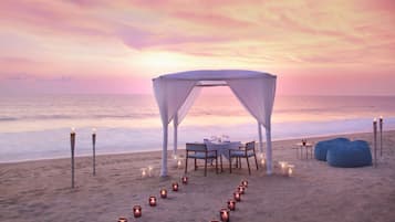 5 restaurants, breakfast, lunch, dinner served; Thai cuisine