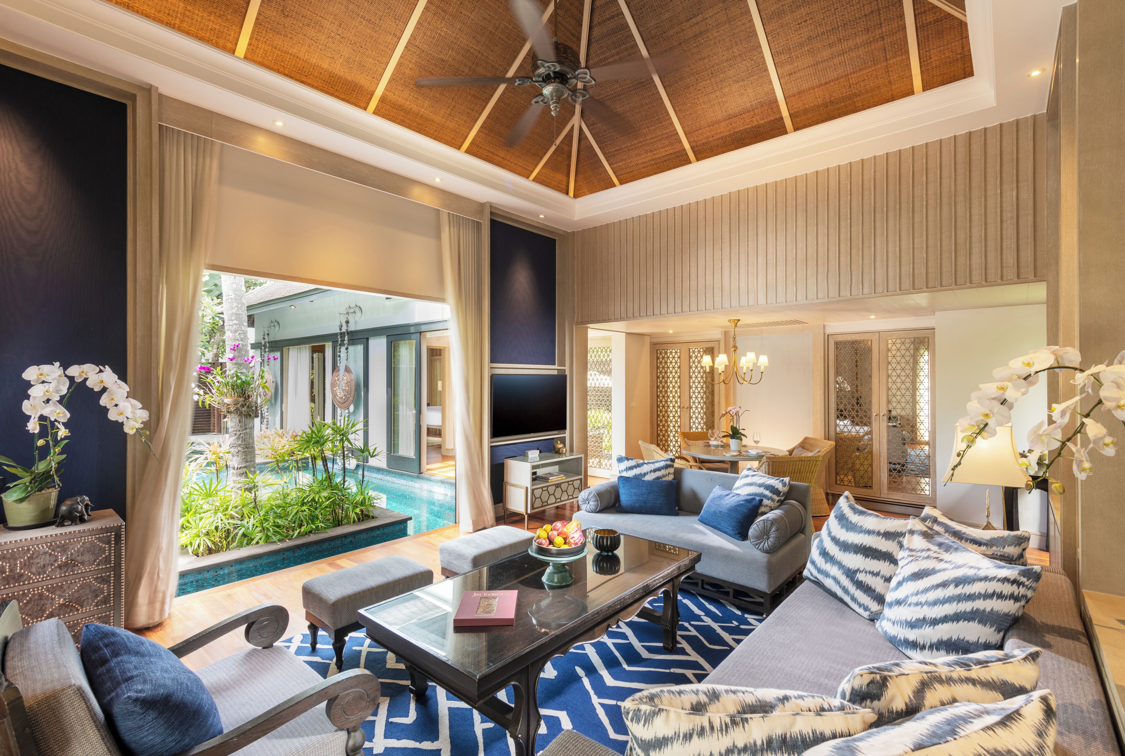 Two Bedroom Royal Villa by Jim Thompson | บริเวณนั่งเล่น | ทีวีจอแอลอีดี 55 นิ้ว พร้อมช่องดาวเทียม, ทีวี