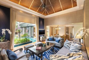 Two Bedroom Royal Villa by Jim Thompson | Oppholdsområde | En 55-tommers LED-TV med Parabol-TV samt TV