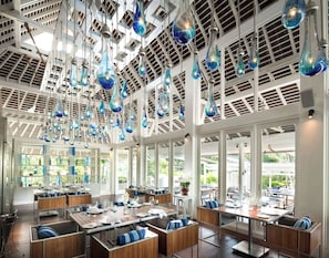 5 restaurants, breakfast, lunch, dinner served; Thai cuisine
