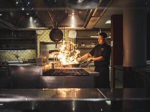 5 restaurants; breakfast, lunch, and dinner served