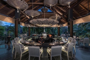 5 restaurants; breakfast, lunch and dinner served