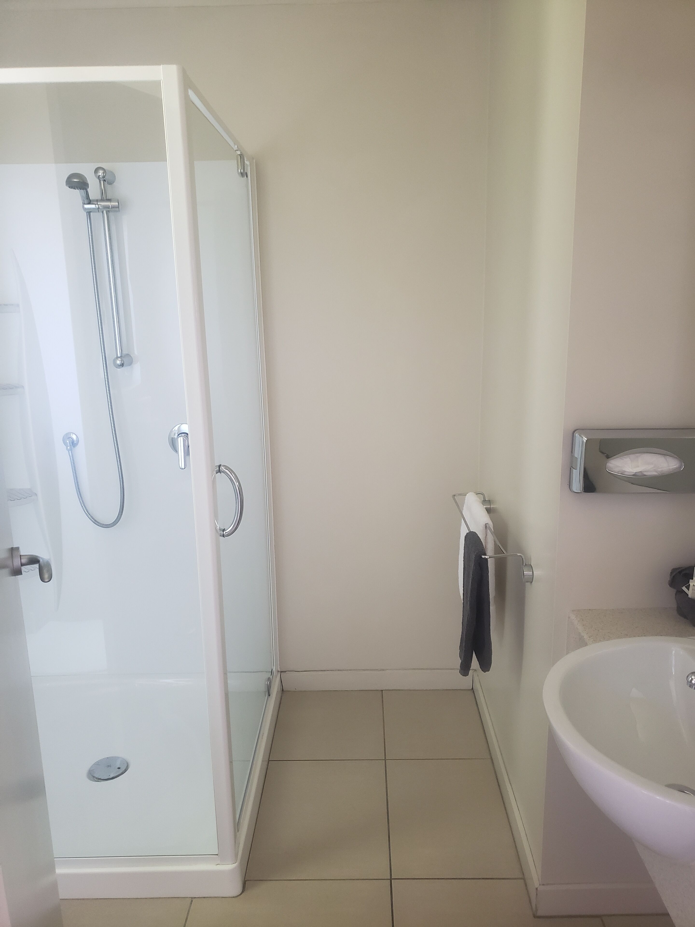 Studio | Badezimmer | Kostenlose Toilettenartikel, Haartrockner