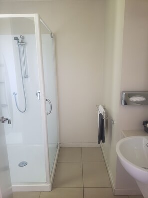 Studio | Bathroom | Free toiletries, hair dryer - St John's Court Motel (Milton)