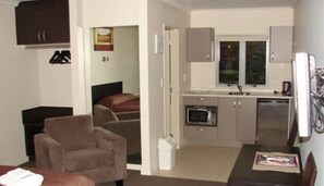 Studio | Private kitchen | Fridge, microwave, stovetop - St John's Court Motel (Milton)