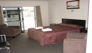 Premium bedding, desk, rollaway beds, free WiFi - St John's Court Motel (Milton)