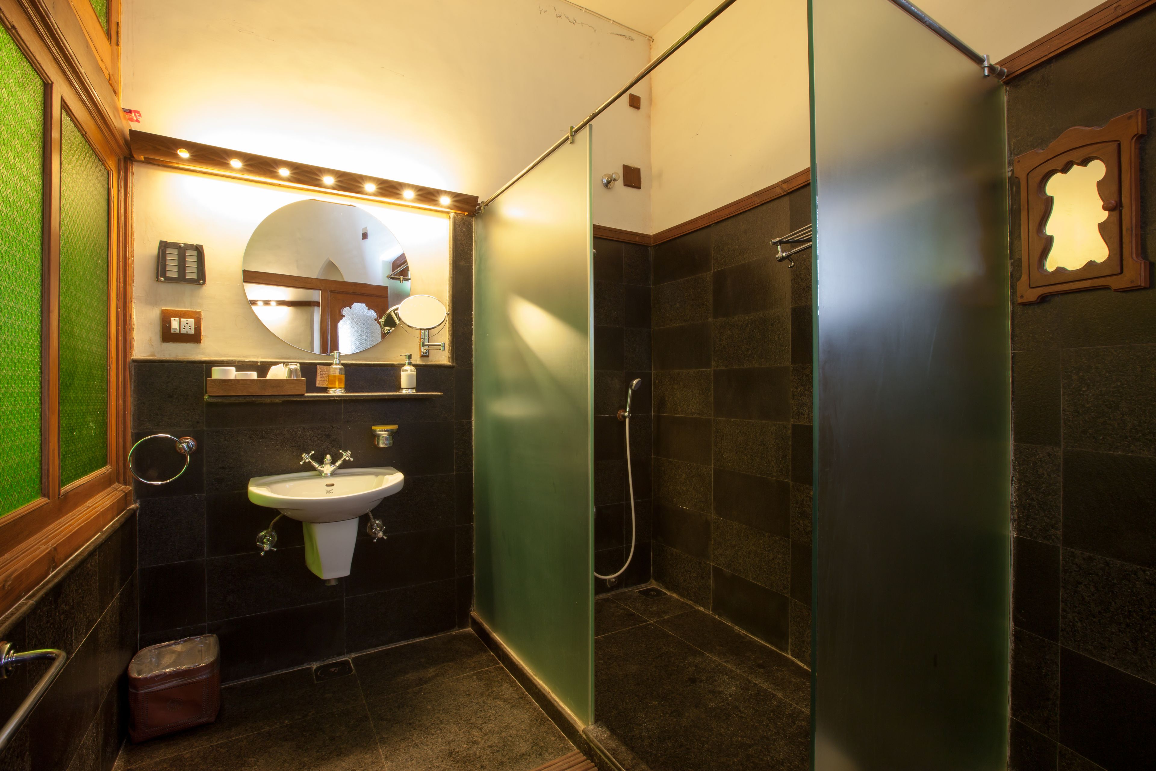 Une salle de bain avec un lavabo, un miroir et une douche.