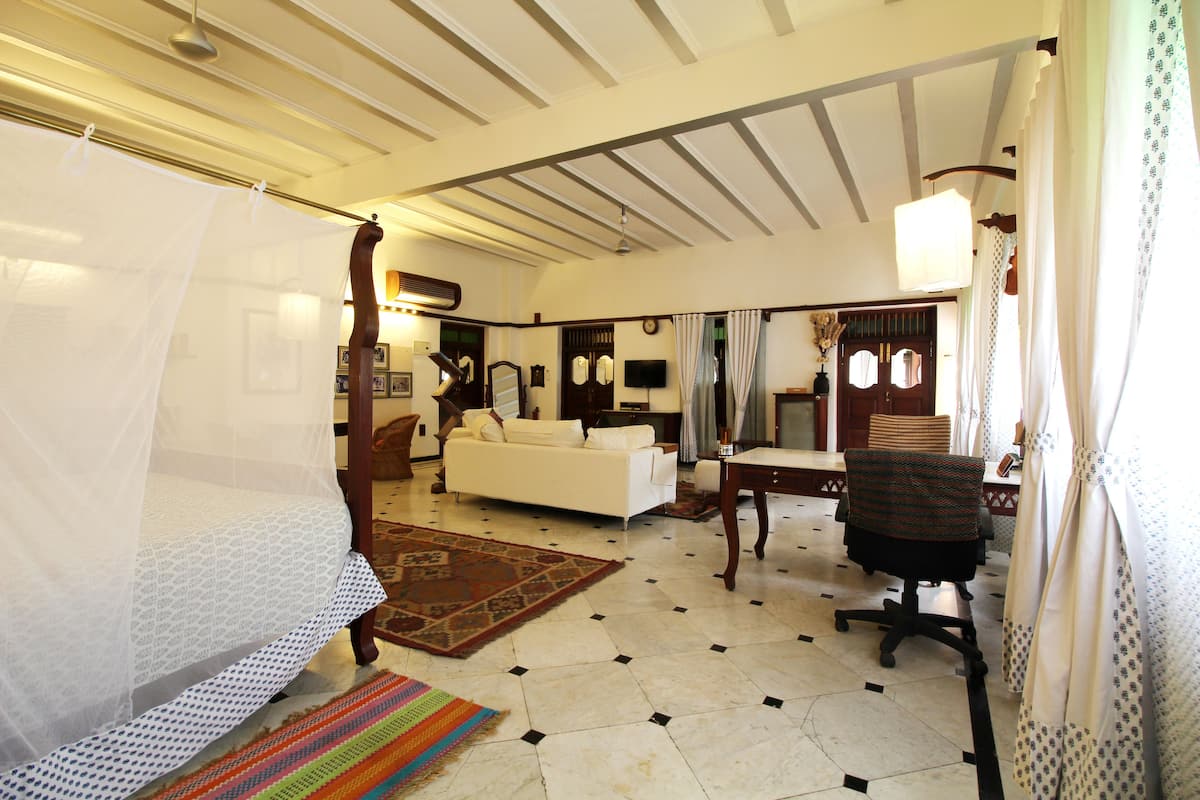 hmg mangaldas suite with airport pick-up	 | 1 bedroom, premium bedding, minibar, in-room safe