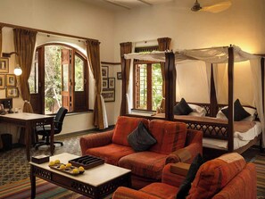 Doppelzimmer | Wohnbereich | 32-Zoll-LED-Fernseher mit Satellitenempfang, Fernseher