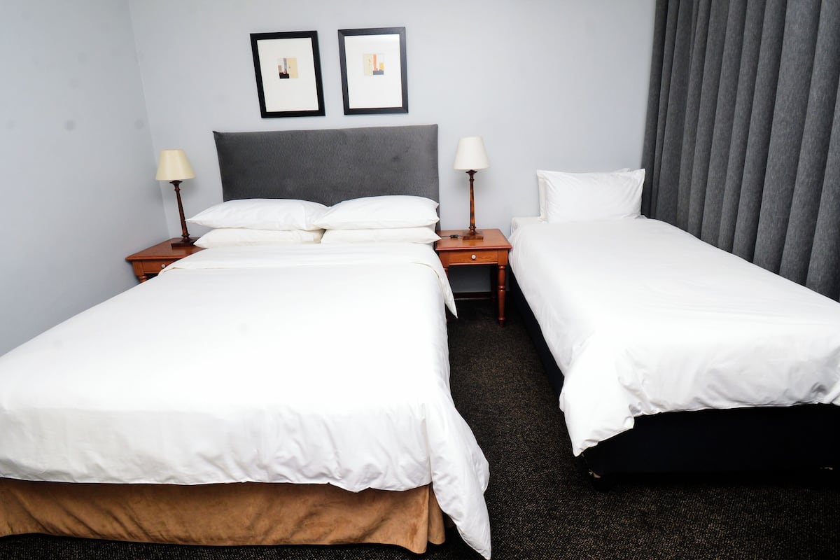 Kamer, 2 eenpersoonsbedden, niet-roken | Een kluis op de kamer, individueel gedecoreerd, een bureau