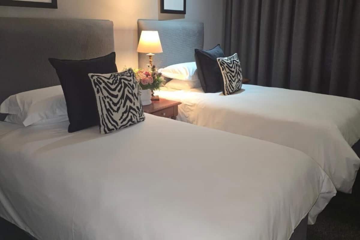 Chambre, 2 lits une place, non-fumeurs | Coffres-forts dans les chambres, décoration personnalisée, bureau