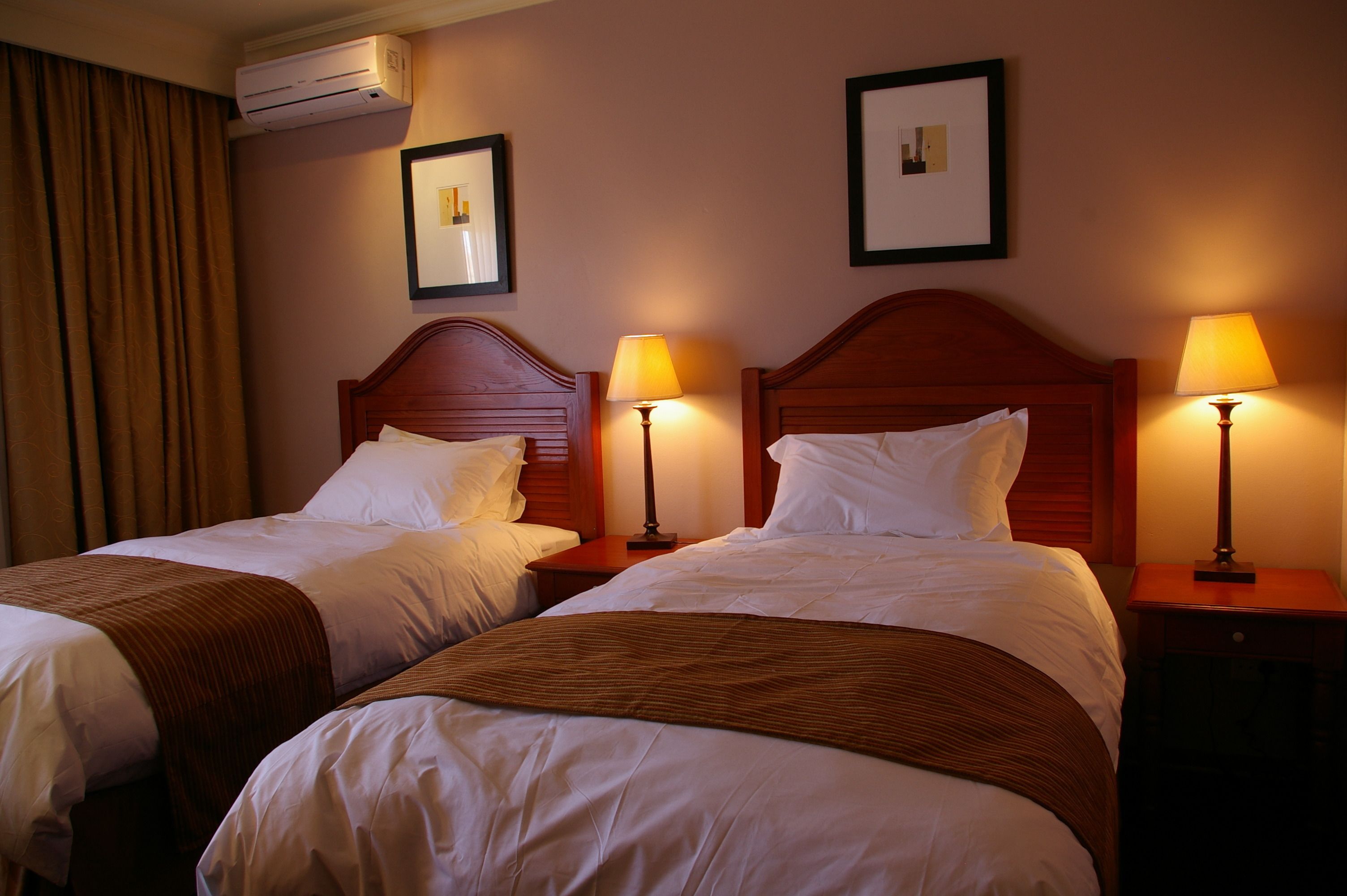 Standard Twin Room | In-room safe, individually decorated, desk, soundproofing