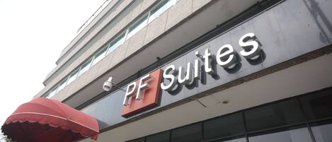Un edificio con un letrero que dice "PF Suites".