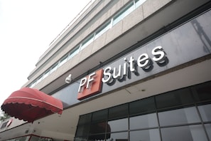 Un edificio con un letrero que dice "PF Suites".