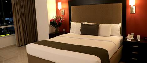 객실 내 금고, 책상, 암막 커튼, 다리미/다리미판