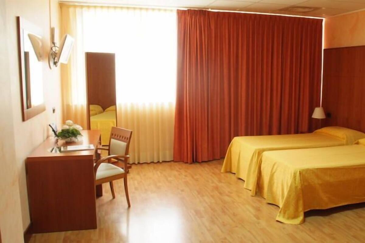 Minibar, in-room safe, desk, iron/ironing board (on request)