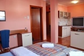 Suite | Pillowtop beds, minibar, in-room safe, desk - Car Royal Apartmans (Novi Sad)