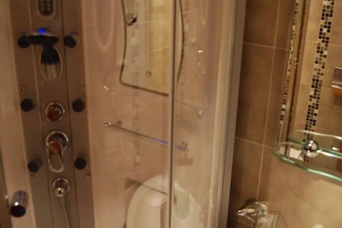 Quarto quádruplo | Banheiro | Chuveiro, chuveiro com efeito de chuva, secador de cabelo