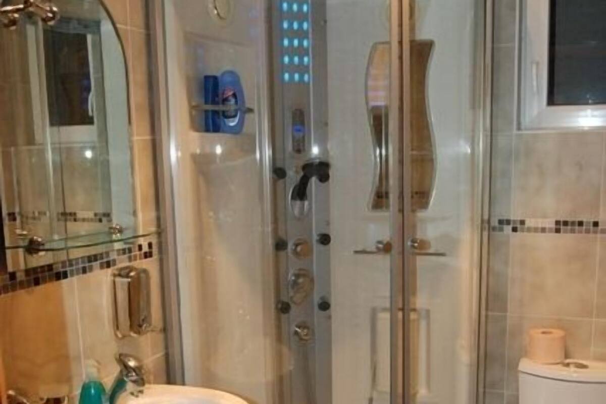 Chuveiro, chuveiro com efeito de chuva, secador de cabelo