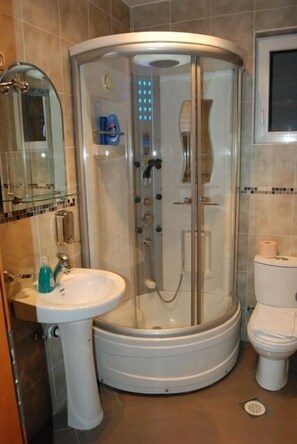 Shower, rainfall showerhead, hair dryer - Car Royal Apartmans (Novi Sad)