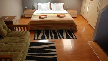 Phòng Suite | Nệm có lớp đệm bông, minibar, két bảo mật tại phòng, bàn