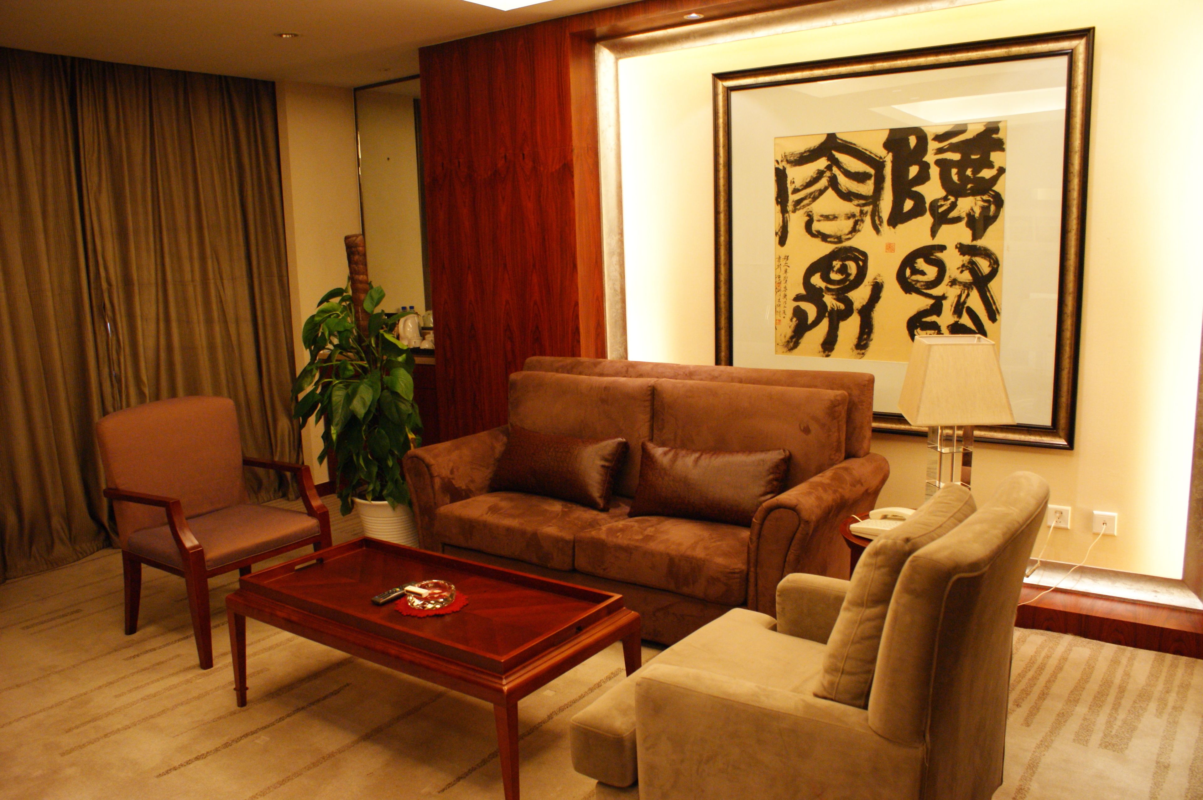 executive suite (a) | living area | flat-screen tv