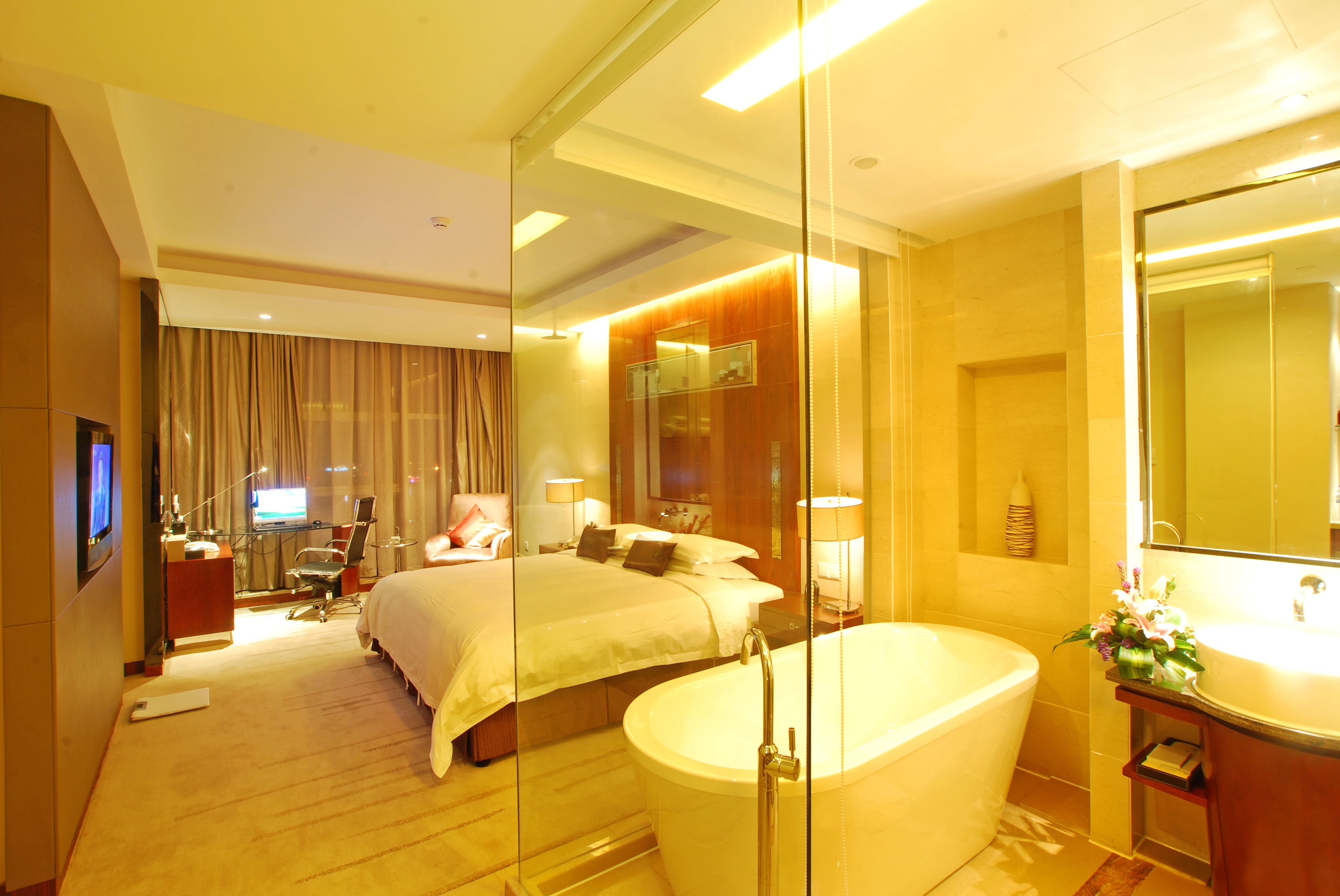 deluxe city kingroom (a) | minibar, in-room safe, desk, blackout curtains