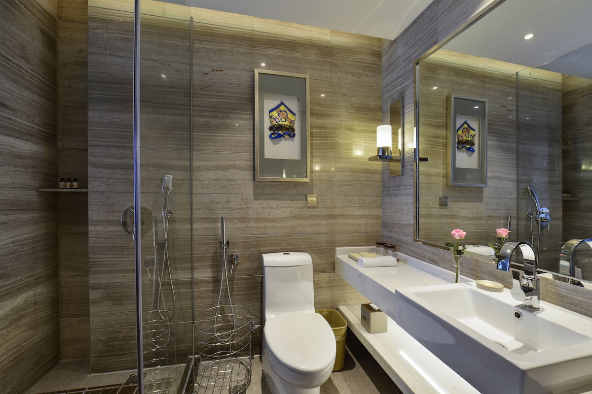 combined shower/bathtub, rainfall showerhead, free toiletries