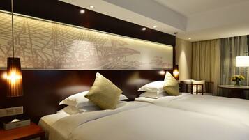 Minibar, pengeskab på værelset, skrivebord, mørklægningsgardiner